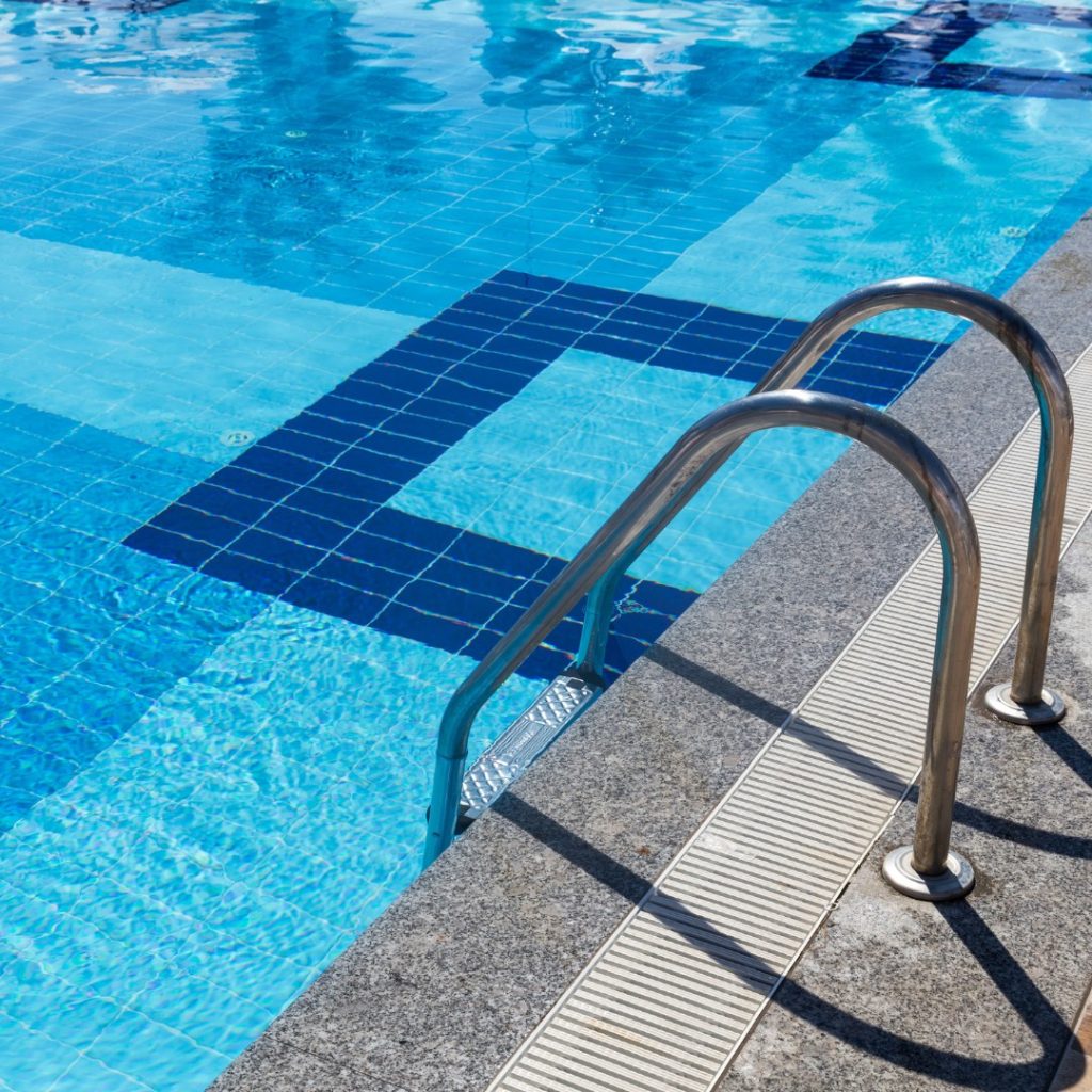 A importância da manutenção da piscina em condomínios e dicas de segurança para crianças